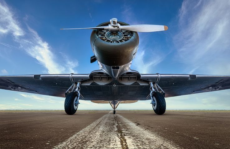 Ein Flugzeug auf einer Startbahn aus der Untersicht